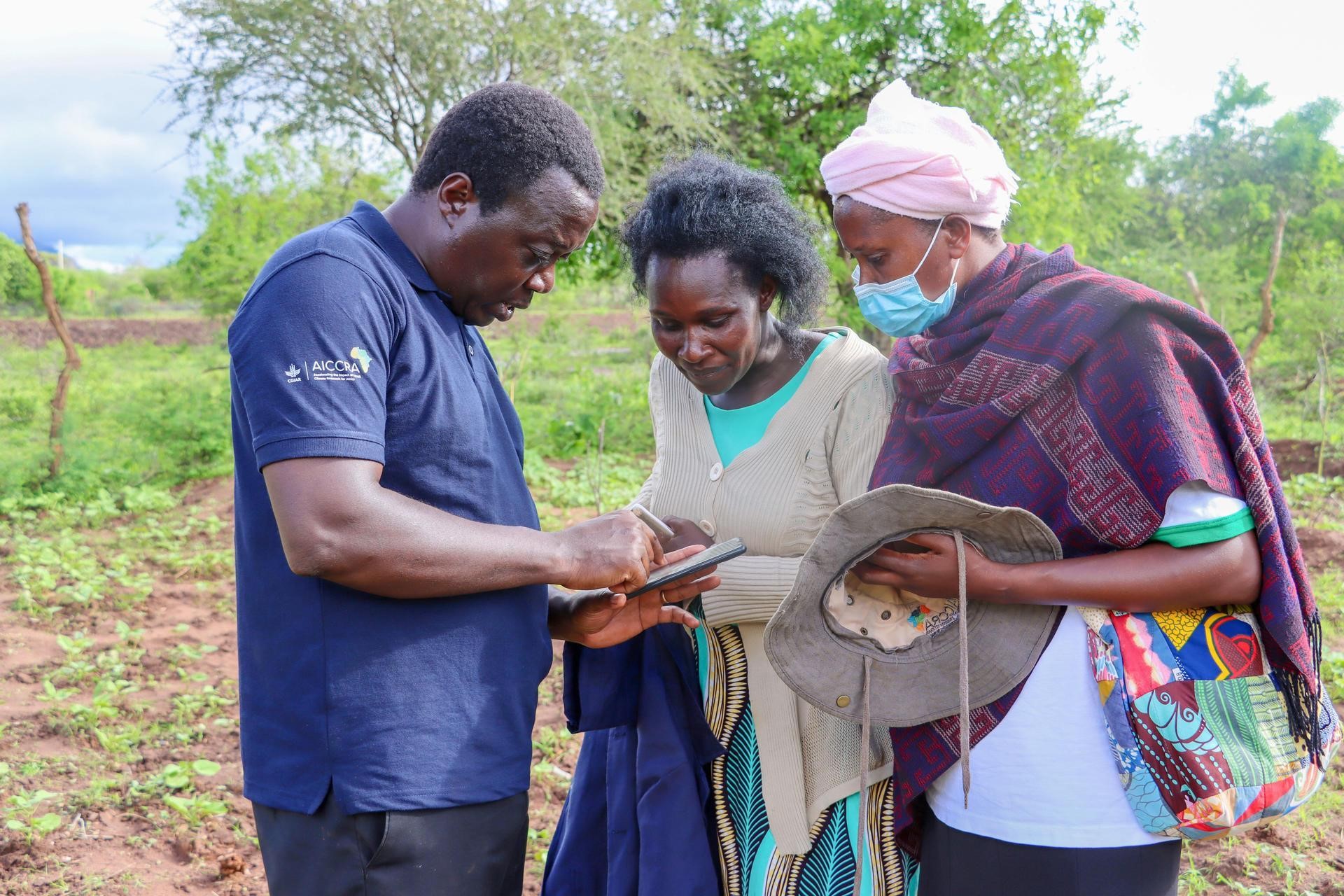 Apprenant et producteur agricole sur le terrain